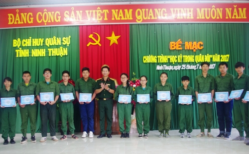 Đồng chí Thượng tá Nguyễn Văn Kiểu- Phó Chủ nhiệm Chính trị, Bộ chỉ huy Quân sự tỉnh  trao giấy chứng nhận cho các học viên